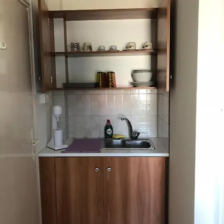 Lucky 5 アパート パラリムニ